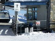 Des poubelles se trouvent à de nombreuses stations