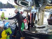 Le personnel aide les skieurs à prendre le téléski à Mutters