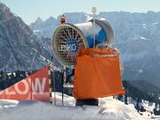 Canon à neige sur la piste