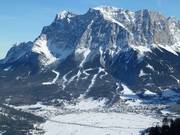 Vue sur l'ensemble du domaine skiable en contrebas du Zugspitze