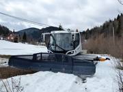 Dameuse dans le domaine skiable Hajla