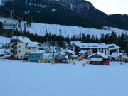 Vue sur les hébergements au lac de Carezza