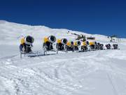 Les canons à neige attendent leur prochaine utilisation.