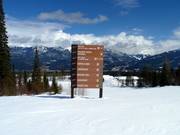 Signalisation des pistes dans le domaine skiable de Kicking Horse