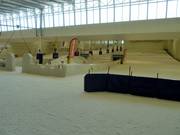 Terrain plat à l'entrée du hall de ski