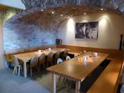 Grandes tables et voûte en pierre dans le Käsker