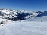 En passant par la station inférieure du télésiège 6 places Lärmstange, on se dirige vers le Tuxer Fernerhaus.