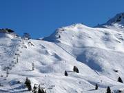 Vue sur la piste difficile au télésiège Nova