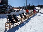 Chaises longues à la station de vallée Kopaonik Center