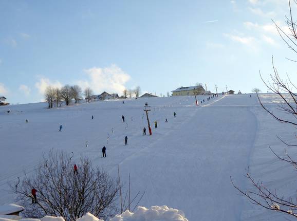 Vue sur la piste de ski au téléski Mühlberglift