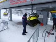 Le personnel est toujours présent à l’embarquement.