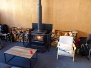 Se détendre près du poêle à la station de vallée