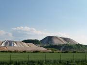 La colline de sable de quartz s'élève, visible de loin.