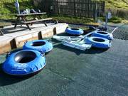 Les bouées de tubing attendent les lugeurs.