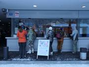 Personnel de caisse aimable