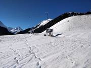 Les deux canons à neige dans l’arène de ski Mathon