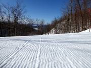 Piste parfaitement préparée dans le domaine skiable de Bromont