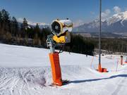 Enneigement sur la piste de descente vers la vallée