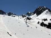 Le ciel bleu brille au-dessus de Grandvalira