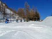 Les canons à neige attendent leur prochaine utilisation.