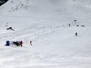 Téléski d'entraînement de l'école de ski à la station supérieure