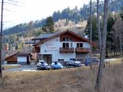Hébergement au bord de la piste de la descente vers la vallée