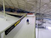 Piste de ski de fond dans la halle de ski SNØ