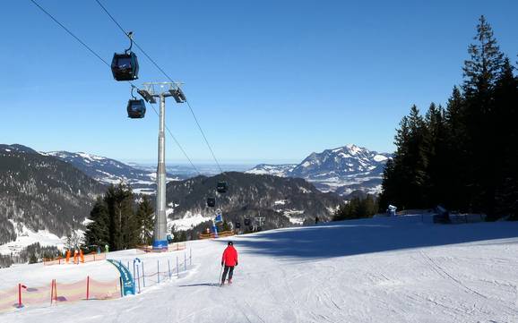 Skier près de Tiefenbach bei Oberstdorf