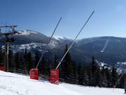 Enneigement par canons à neige dans le domaine skiable de Spindlermühle