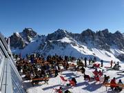 Buffet Hoadl et bar parapluie avec petits snacks