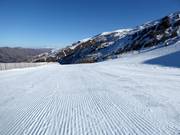 Piste parfaitement préparée dans le domaine skiable de Cardrona