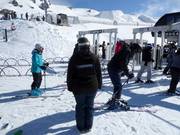 Un personnel sympathique coordonne l’embarquement.
