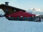 Bar à après-ski sous parasol de la Skihütte Wildalm