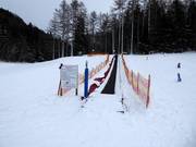 Comme aide à la montée, il y a un tapis roulant.