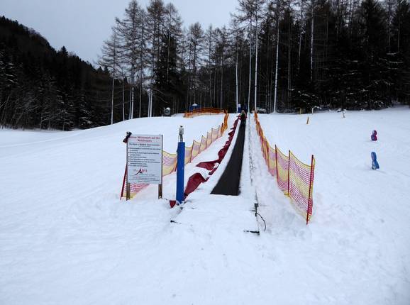 Comme aide à la montée, il y a un tapis roulant.