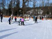 Piste facile dans le jardin d'enfants au tapis roulant