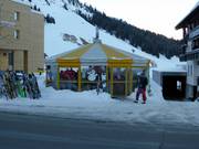 Bar à parasol à la station de vallée à Warth