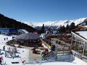 Terrasse ensoleillée du restaurant panoramique Bergkastel