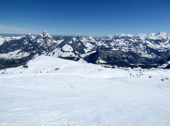 Des pistes larges au Fronalpstock avec vue sur les Mythen