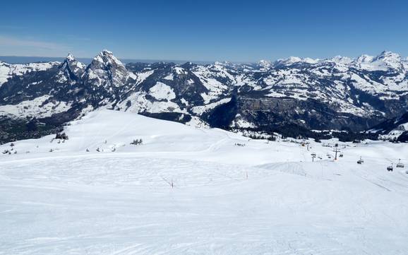 Skier dans les Alpes de Schwyz
