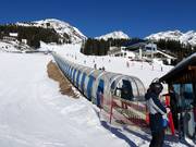 Sunny I - Tapis roulant/Moving Carpet recouvert d’une galerie