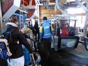 Le personnel vous assiste lors de l’embarquement à la station de vallée.