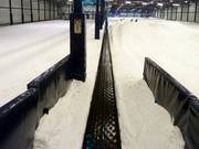 Longue bande transporteuse sur la piste principale