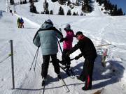 Sur la plupart des téléskis à perche et des téléskis à assiette, les arceaux sont remis aux skieurs.