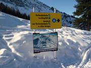 Signalisation dans le domaine skiable avec plan des pistes