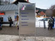 Panneaux d’orientation dans la zone des caisses