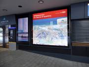 Grand panneau d'information à la station de vallée du zellamseeXpress