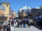 Le charmant village au pied de la montagne