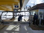 Au télésiège, les enfants sont aidés lors de l’embarquement.