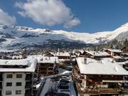 À Verbier, les maisons typiques du Valais dominent.